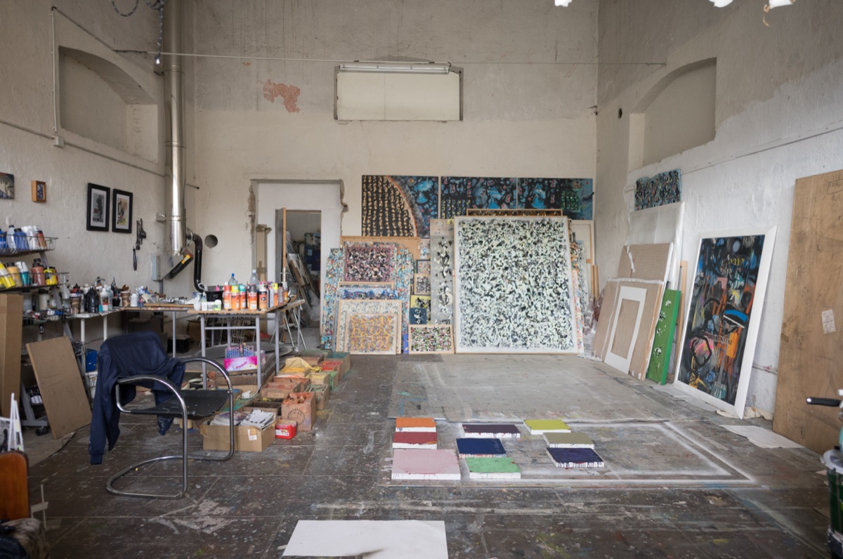 L'atelier de Jacques Verdier, toiles adossées aux murs