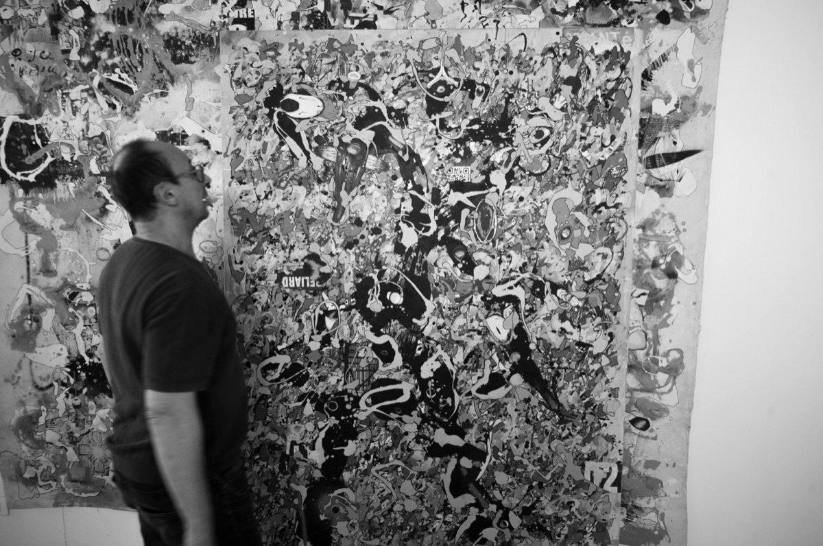 Jacques Verdier regardant l'une de ses toiles